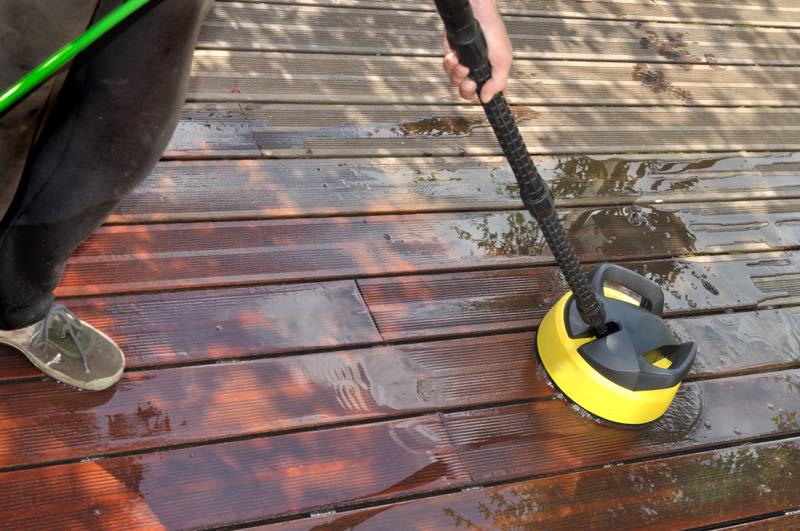 Terrassenreinigung mit Bürste eines Dampfstrahlers